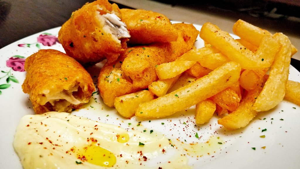 פיש אנד צ'יפ (אצבעות דג מטוגנות בבלילת בירה עם צ'יפס&nbsp;פריך)